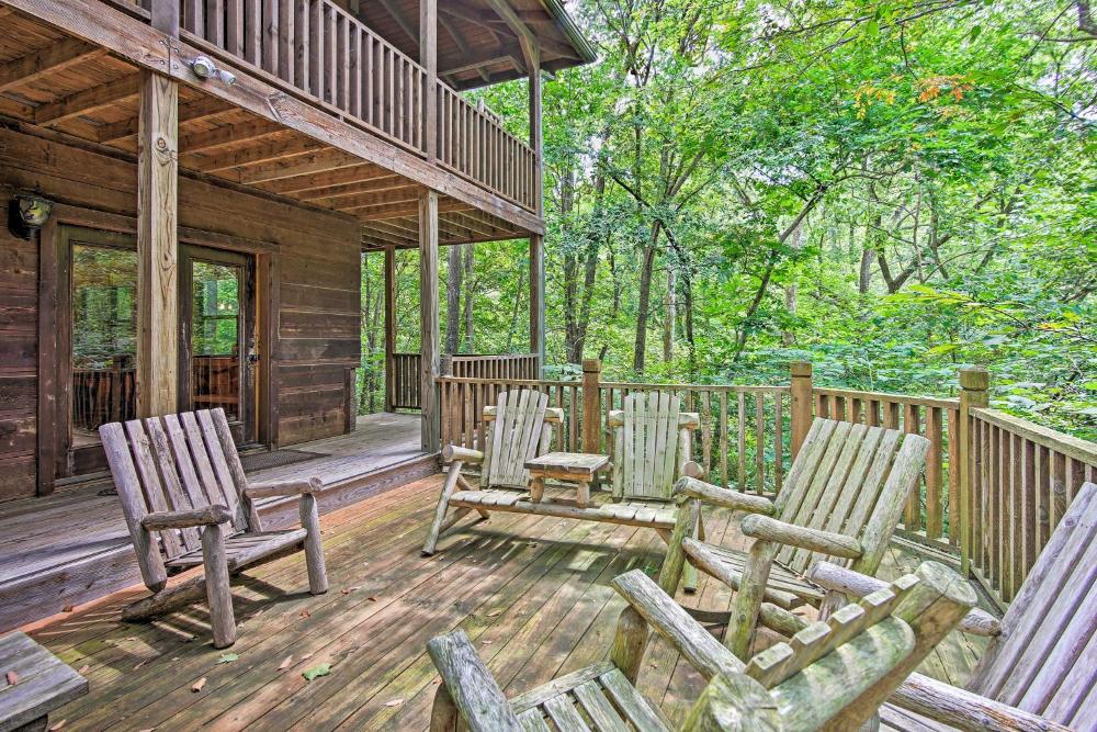 Spacious and Secluded Cabin 25 Mi to Bentonville!